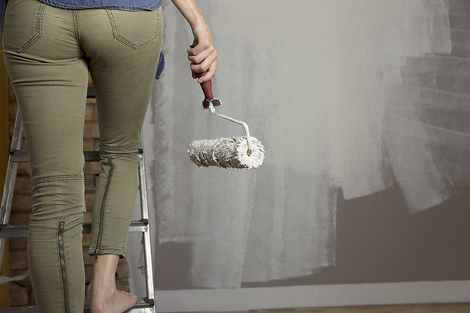 Kobieta malująca ścianę